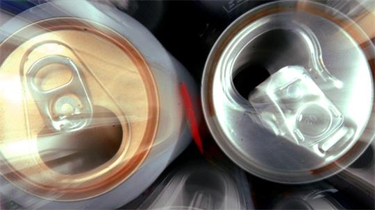 Immer mehr Kinder und Jugendliche in Deutschland konsumieren Umfragedaten zufolge Energydrinks. (Archivbild)