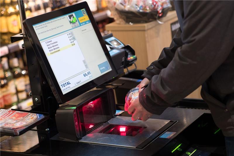 Wenn der Supermarktkunde Kasse macht Immer mehr Kunden in Deutschland scannen ihre Produkte an der Ladenkasse selbst.