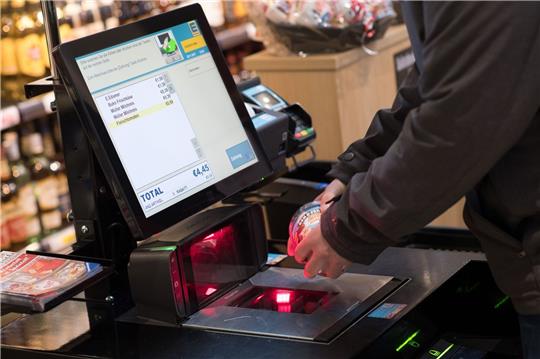 Immer mehr Kunden in Deutschland scannen ihre Produkte an der Ladenkasse selbst.
