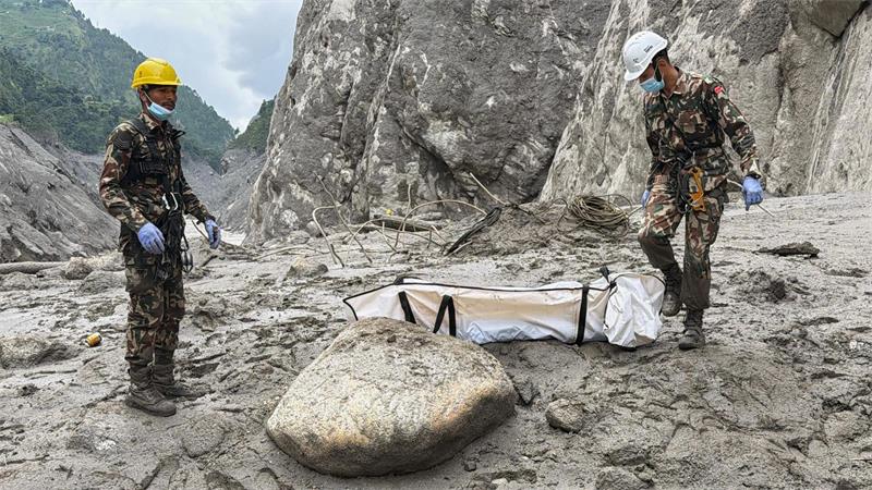 Überall Leichensäcke: Mehr als 1.000 Tote nach Himalaya-Flut Immer mehr Leichen werden aus dem Schlamm geborgen.