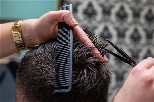 Immer mehr Männer wollen das Friseurhandwerk lernen.