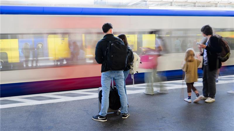 Immer mehr Menschen fahren in Niedersachsen mit Regionalzügen. (Archivbild)