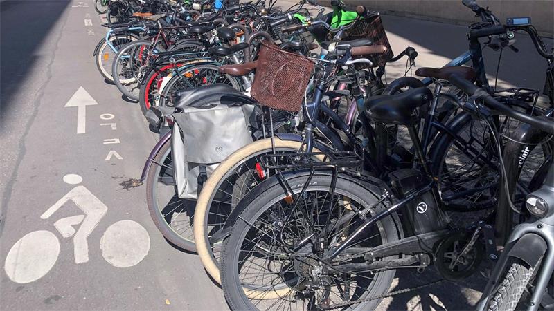 Paris baut Radwegenetz weiter aus Immer mehr Menschen in Paris steigen für ihre täglichen Wege aufs Fahrrad, (Archivbild)