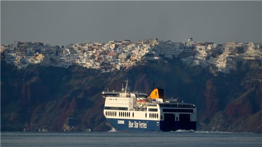 Immer mehr Menschen kehren mit den Fähren zurück nach Santorini. (Archivfoto)