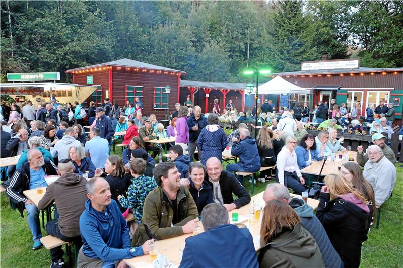 Altenau: Schwimmbad Okerteich wird zum bunten Lichtermeer Immer mehr Menschen strömen auf das Gelände am Okerteich. Auf dem Areal herrscht Hochstimmung. Die Lichterschiffe verwandeln die Wasserfläche in ein buntes Lichtermeer (unten) Fotos: Neuendorf