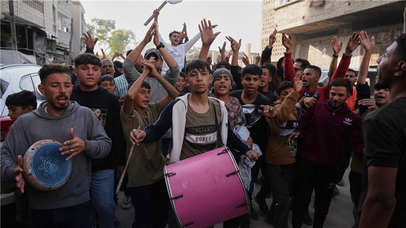 Demos in Gaza gegen Krieg und Hamas weiten sich aus Immer mehr Palästinenser protestieren im Gazastreifen gegen den Krieg.
