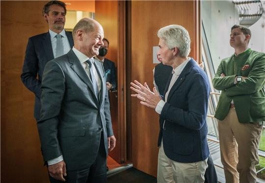 Immer mehr Politikerinnen und Politiker, darunter auch Marie-Agnes Strack-Zimmermann (vorne r, FDP) fordern die Lieferung von Taurus-Flugkörpern an die Ukraine. Der Druck auf Bundeskanzler Olaf Scholz (l, SPD) wächst (Archivbild).