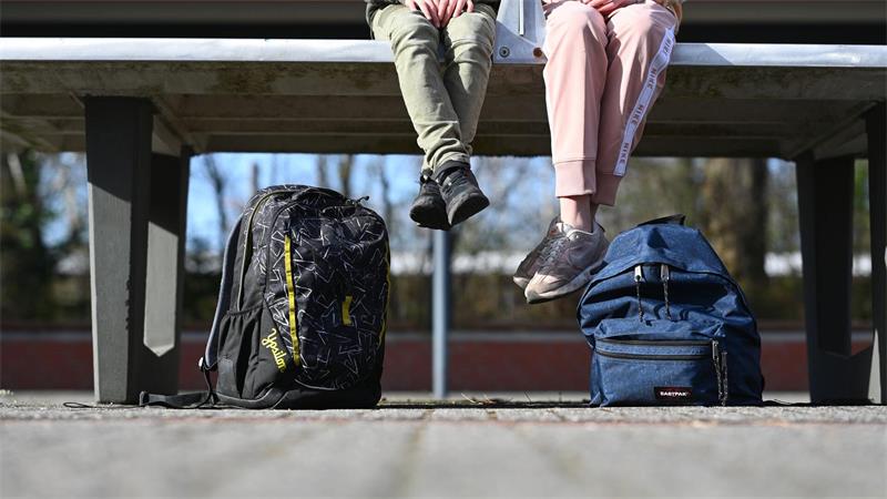 Immer mehr Schülerinnen und Schüler bleiben der Schule fern, heißt es von SPD und Grünen. (Symbolbild)