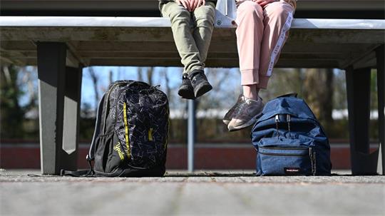 Immer mehr Schülerinnen und Schüler bleiben der Schule fern, heißt es von SPD und Grünen. (Symbolbild)