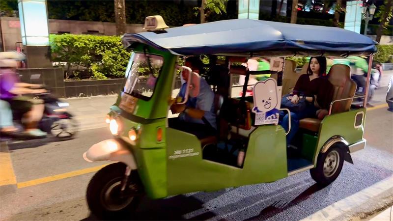 Knatternde Legende: Bangkoks Tuk-Tuks vor dem Aus? Immer mehr moderne Elektro-Tuk-Tuks fahren durch die Stadt.