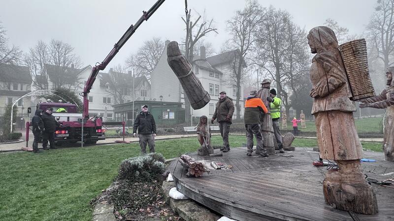 Immer mit helfender Hand dabei: Die Schaustellerfamilie Zech und die Mitarbeiter des Bauhofs, hier fotografiert im vergangenen Jahr. Sie sollen auch heute mit Kran und Lastwagen anrücken und die Krippenfiguren abtransportieren.