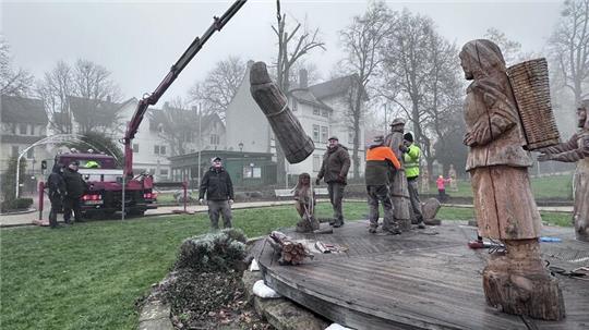 Immer mit helfender Hand dabei: Die Schaustellerfamilie Zech und die Mitarbeiter des Bauhofs, hier fotografiert im vergangenen Jahr. Sie sollen auch heute mit Kran und Lastwagen anrücken und die Krippenfiguren abtransportieren.