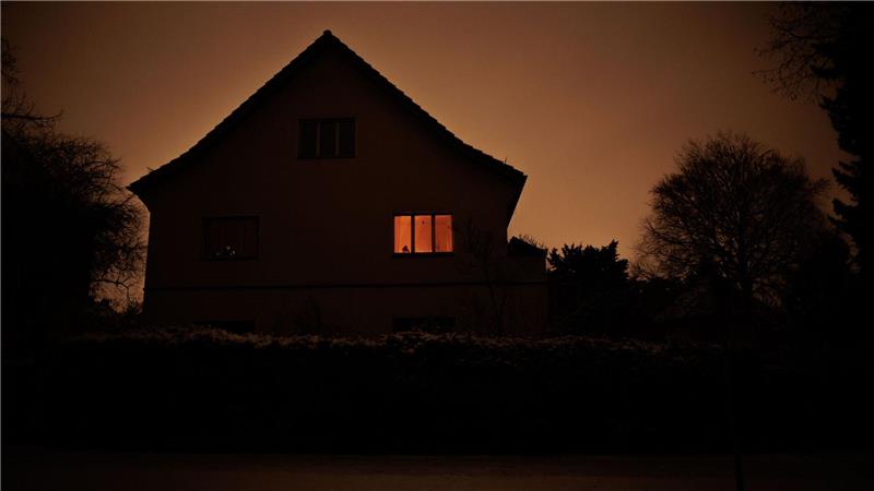 Immer noch ist Stromausfall im Südwestern Berlins und Kerzenschein erhellt ein Zimmer in einem Haus.
