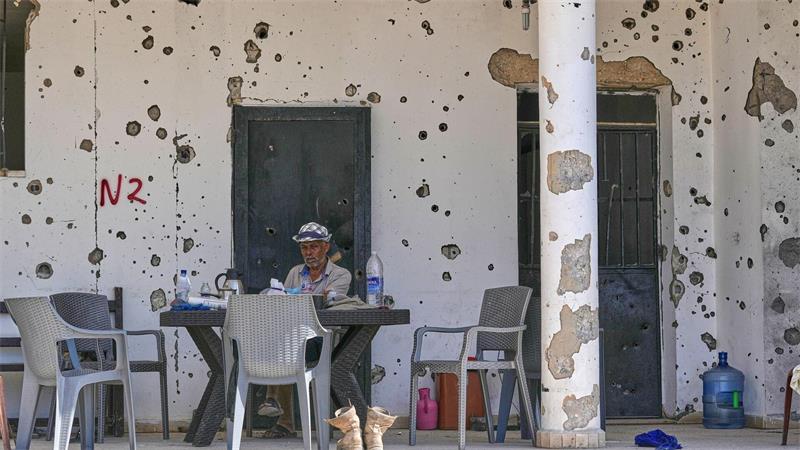 Immer noch kein Frieden: Ein Mann sitzt vor seinem beschädigten Haus im Südlibanon.