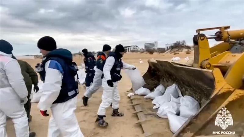 Putin will gesunkene Öltanker heben lassen Immer noch sind Tausende Freiwillige mit der Reinigung von Stränden beschäftigt, weil fortdauernd neues Schweröl in Russland an die Küsten gespült wird. (Archvibild)