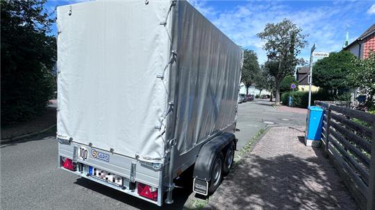 Immer öfter stehen Anhänger am Straßenrand. Wo und unter welchem Umständen ist das überhaupt erlaubt?