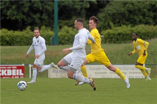 Immer offensiv gedacht: Marcel Schaare (Mi.) und Nick Sitzenstock sorgen beim 2:0 der TSG Bad Harzburg gegen Eintracht Braunschweig II für viel Betrieb. Foto: Gietemann
