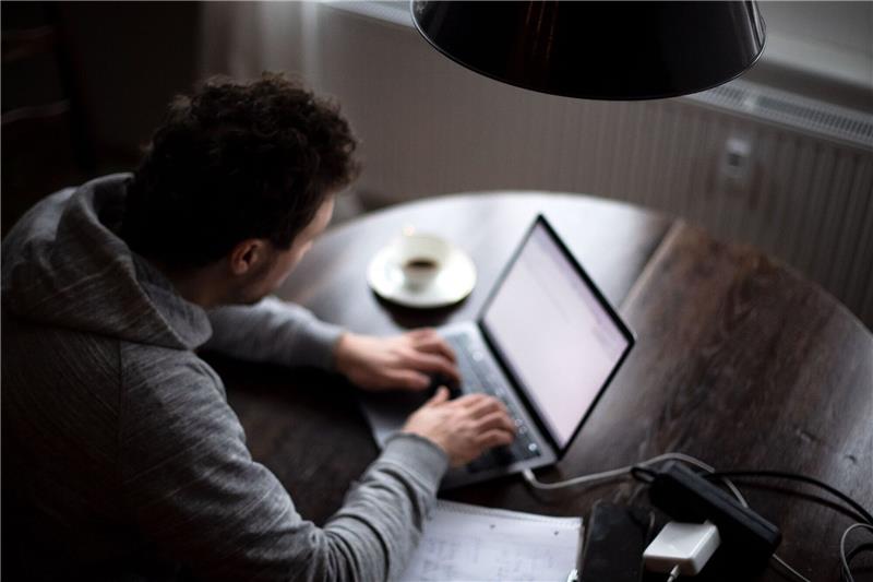 Postbank-Digitalstudie: Menschen immer länger online Immer online und immer erreichbar: Die Deutschen verbringen laut einer Studie der Postbank durchschnittlich 71 Stunden pro Woche im Internet.