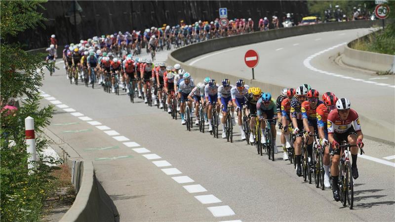 Bilder des Tages Immer schön der Reihe nach: Die Fahrer des Teams Lidl Trek führen auf der achtzehnten Etappe der Tour de France das Feld an.