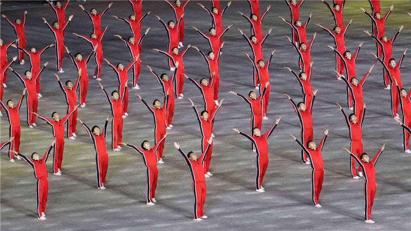 Immer schön gleichförmig: Teilnehmer bei den Feierlichkeiten zum 80. Jahrestag der Gründung der regierenden Arbeiterpartei zeigen eine Choreographie im nordkoreanischen Pjöngjang.