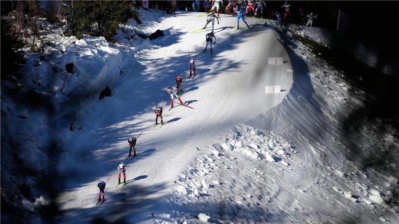 Immer schön in der Reihe fahren: Athleten sind beim Weltcup der Nordischen Kombination in Ramsau auf der Strecke unterwegs .