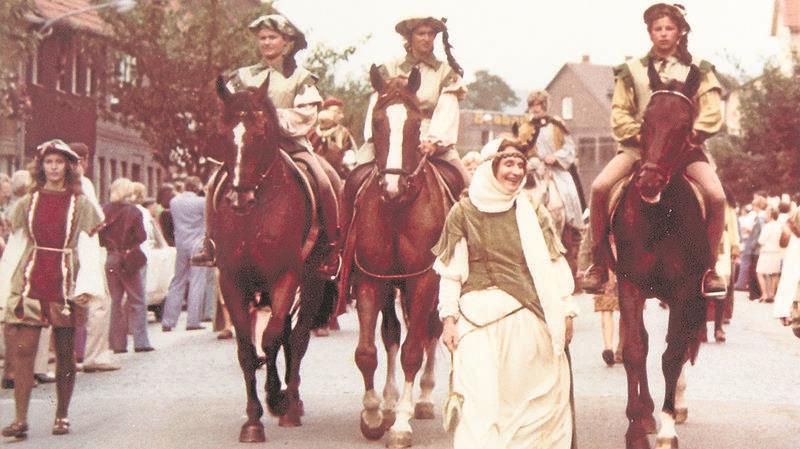 Immer vorneweg: Elisabeth Paetz-Kalich, die Mutter des Sehusafestes, führt einen der frühen Festumzüge in der Sehusa-Historie an.
