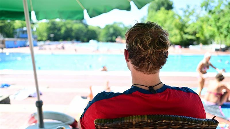 Geräusche, Gerüche, Gänsehaut - der Sommer im Freibad Immer wachsam: Der Bademeister. (Archivbild)