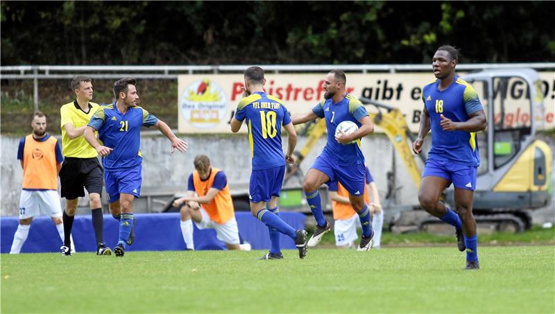 Immer wieder Ahmed-Jamal Omeirat: Der Torjäger des VfL Oker (re.) markiert sagenhafte 25 Tore in zehn Spielen. Foto: Epping