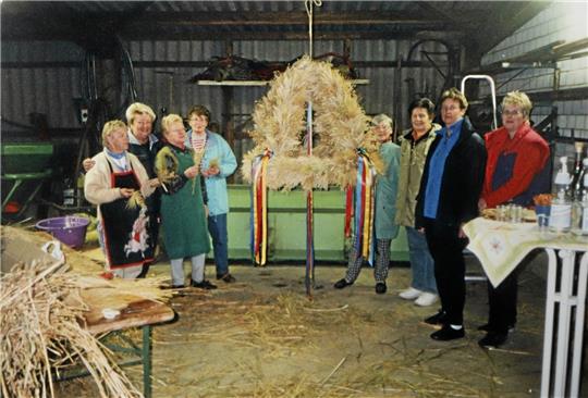 Immer wieder binden die Vereinsmitglieder auch Erntekronen – so wie hier im Jahr 2008 in einer Scheune. Auf dem Foto ist auch die heutige Vorsitzende Ulrike Illers zu finden (2.v.re.). Fotos: Privat