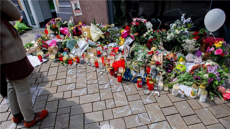 Immer wieder bleiben Passanten am Tatort stehen und halten einen Moment inne.