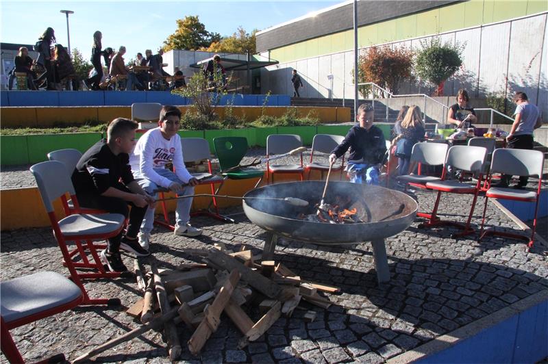 Glückwünsche für erneute Auszeichnung als Umweltschule Immer wieder ein beliebtes Angebot bei Festen ist das Stockbrot brutzeln für Kinder und Jugendliche - wie hier an der Schule am Schloss. Foto: Hohaus