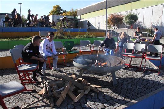 Immer wieder ein beliebtes Angebot bei Festen ist das Stockbrot brutzeln für Kinder und Jugendliche - wie hier an der Schule am Schloss.  Foto: Hohaus