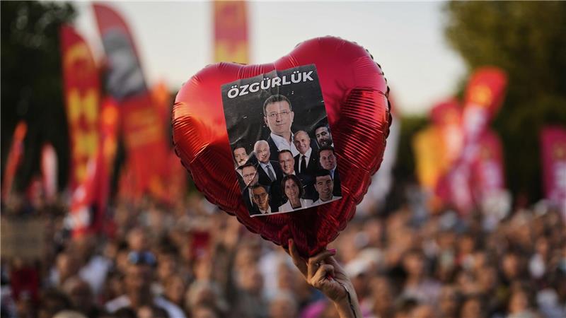 Drei Oppositions-Bürgermeister in der Türkei festgenommen Immer wieder gibt es in der Türkei Demonstrationen für die Freilassung inhaftierter CHP-Politiker wie Ekrem Imamoglu. (Archivbild)