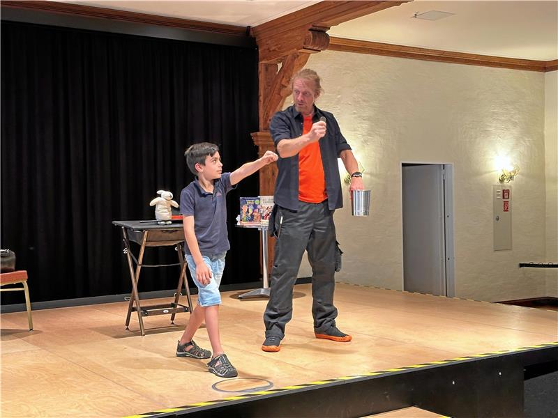 Stadtbücherei Bad Harzburg krönt die Lesekaiser im Schloss Immer wieder holt sich Zauberer Jan Gerken Assistenten aus den Reihen der Kinder auf die Bühne – wie im Bild Linus Kramer.