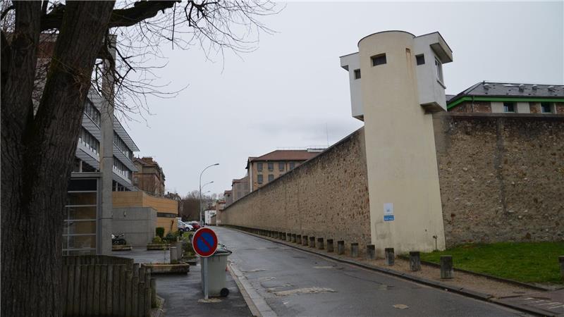 Immer wieder ist davon die Rede, dass Kriminelle in französischen Gefängnissen verbotenerweise über Mobiltelefone verfügen, mit denen sie weiter ihre Machenschaften abwickeln (Archivbild).
