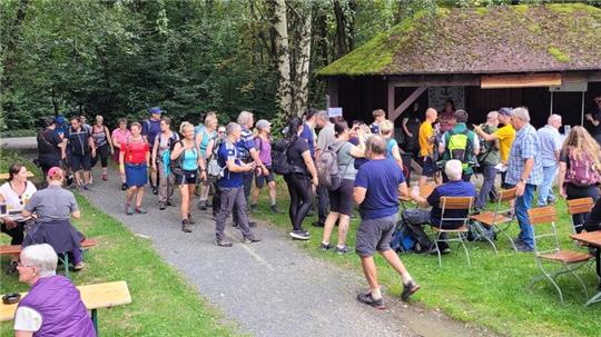 Immer wieder kommen im Laufe des Treffens neue Wandergruppen am Molkenhaus an.