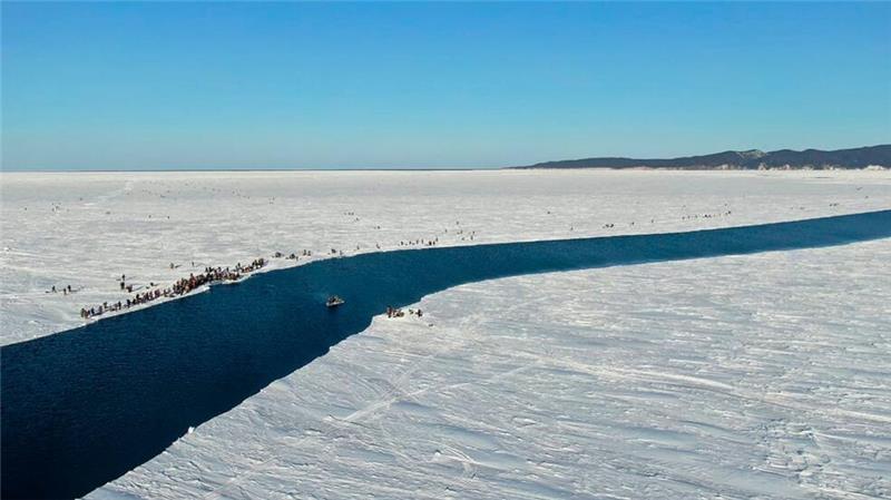Zivilschutz rettet viele Angler von Eisscholle in Russland Immer wieder kommt es in Russland zu Zwischenfällen beim beliebten Eisfischen. (Illustration)