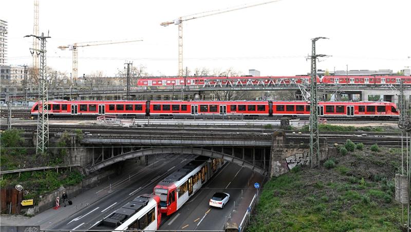 Arbeiter von Zug erfasst - Zwei Menschen sterben auf Gleisen Immer wieder kommt es zu Unfällen, in die Züge verwickelt sind.