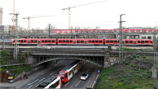 Immer wieder kommt es zu Unfällen, in die Züge verwickelt sind.