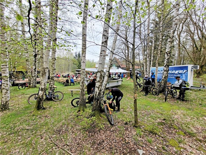 Maisingen am Molkenhaus: Widerstände stören Folklore nicht Immer wieder legen Radfahrer und Wanderer spontan einen Stopp ein.