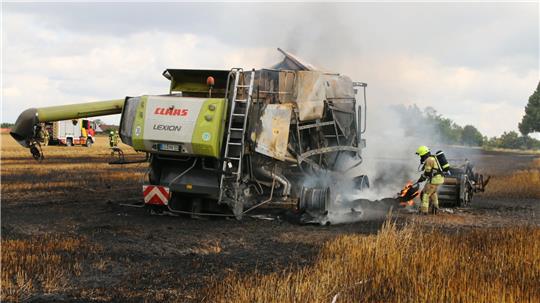 Immer wieder lodern die Flammen am Fahrzeug auf.