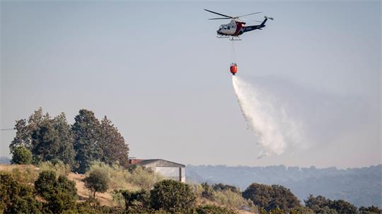 Immer wieder müssen in Spanien Hubschrauber für die Bekämpfung der vielen Waldbrände eingesetzt werden. (Archiv-Bild)