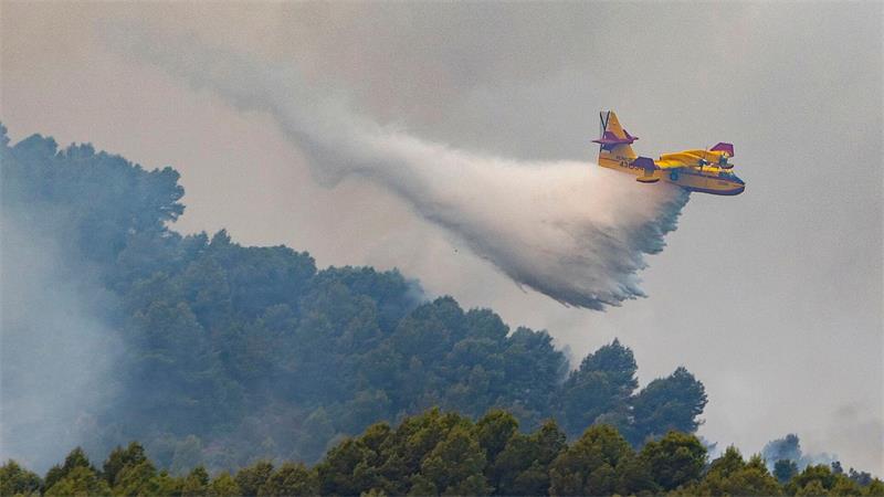 Lage in Spanien nach Waldbrand und Starkregen stabilisiert Immer wieder müssen in Spanien Waldbrände in unwegsamen Regionen wie hier Ende Juli in Castellón (Valencia) bekämpft werden. (Archivbild)