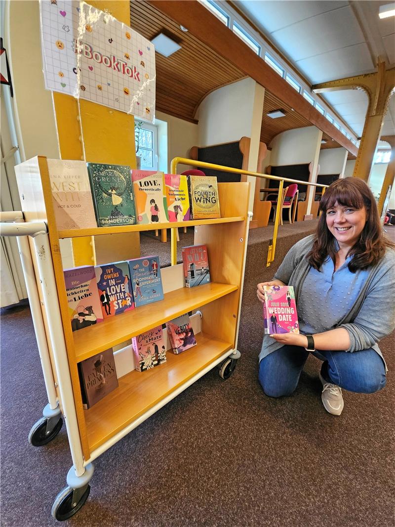Gute Laune in der Clausthal-Zellerfelder Bibliothek Immer wieder neue Quellen auftun, um immer wieder auf dem neuesten Stand zu sein, das ist das Bestreben von Stadtbibliotheks-Leiterin Claudia Holtkamp und ihren Kollegen. „BookTok“ ist so etwas. Aber auch der Austausch mit Mitarbeitern anderer Büchereien bringt Ideen auf, die sich einfügen lassen. Foto: Potthast