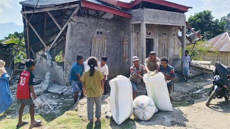 Nach schwerem Beben in Indonesien laufen Hilfslieferungen an Immer wieder richten Erdbeben in Indonesien schwere Schäden an Gebäuden an und treiben deren Bewohner in die Flucht.