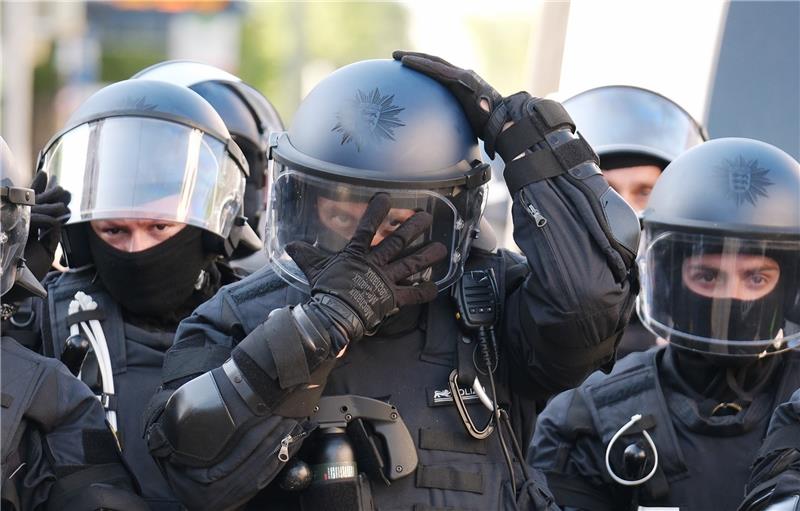 Immer wieder richten sich Angriffe auch gegen Polizeibeamte. Foto: dpa