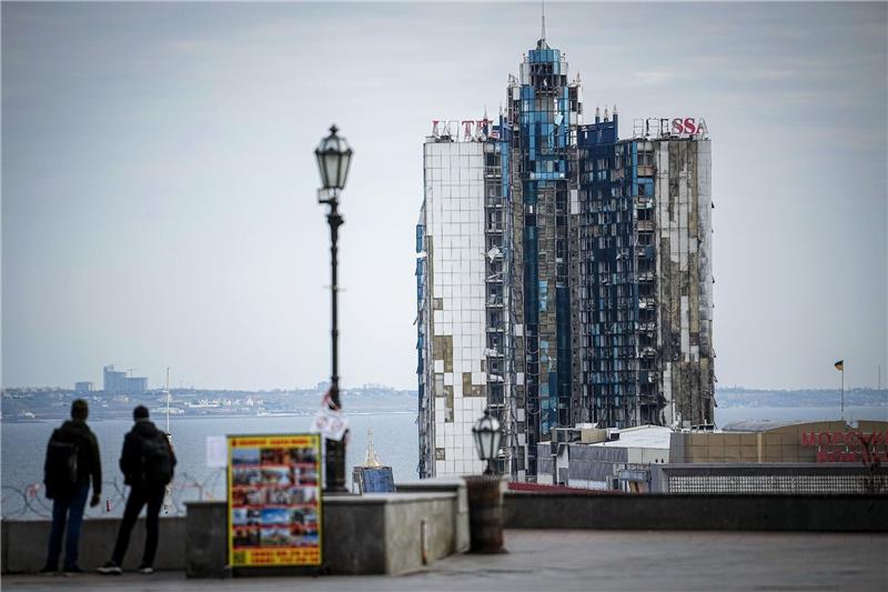 Tote und Verletzte nach russischem Raketenangriff auf Odessa Immer wieder sieht sich Odessa schwersten russischen Angriffen gegenüber. Das Hotel Odessa wurde am 25. September 2023 von russischen Marschflugkörpern getroffen.