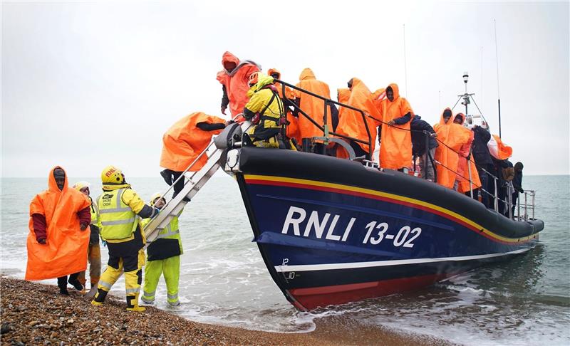 Londons Pläne für Flüchtlinge sorgen für Entsetzen Immer wieder versuchen Menschen, auf Schlauchbooten über den Ärmelkanal nach Großbritannien zu gelangen.