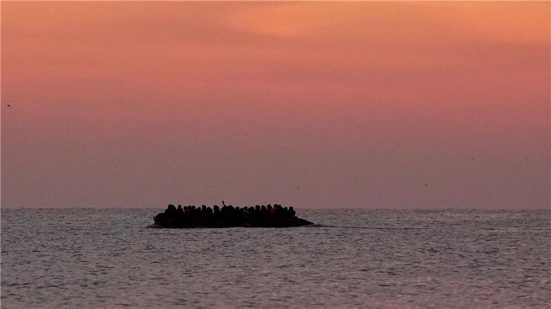 Immer wieder versuchen Menschen, auf kleinen Booten den Ärmelkanal nach Großbritannien zu überqueren. (Archivbild)