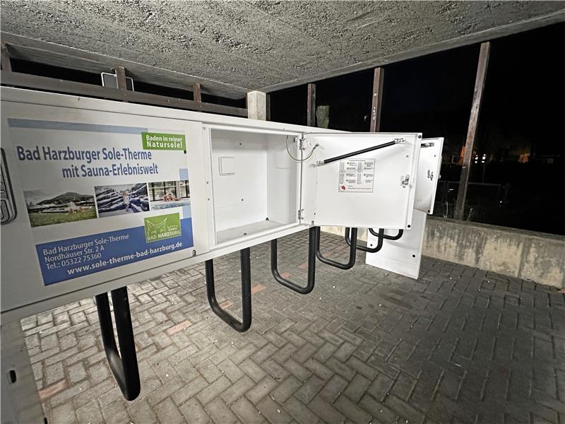 Randale an der Ladestation: Kommt sie nun weg? Immer wieder werden die Türen der Ladefächer so weit aufgebogen, dass die Scharniere kaputt gehen. Foto: Schlegel